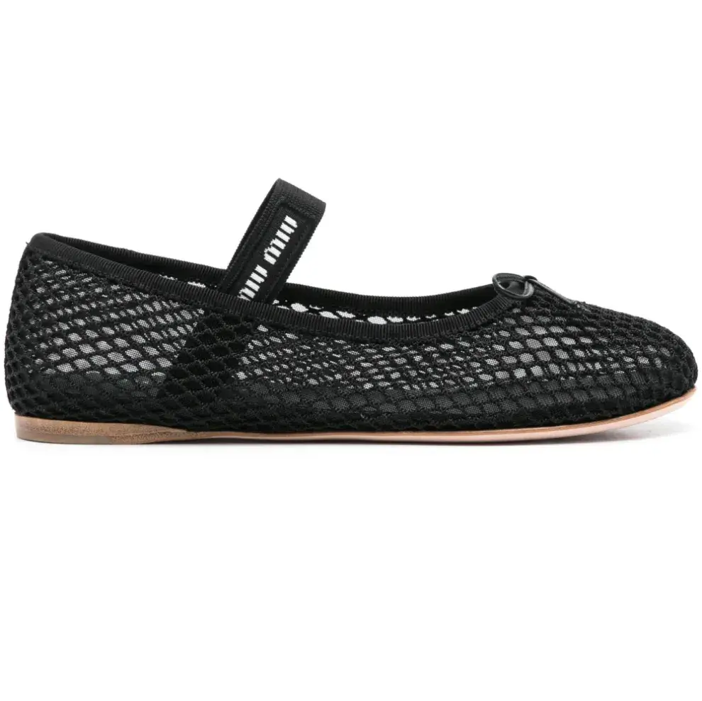 Bailarinas con diseño de malla de Miu Miu.