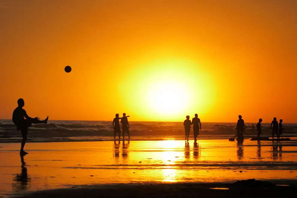 Si buscás un destino distinto, con aguas cálidas, playas infinitas y un espectáculo solar único, Monte Hermoso te espera.