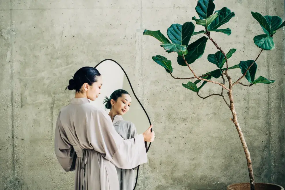 Foto de mujer coreana frente al espejo.