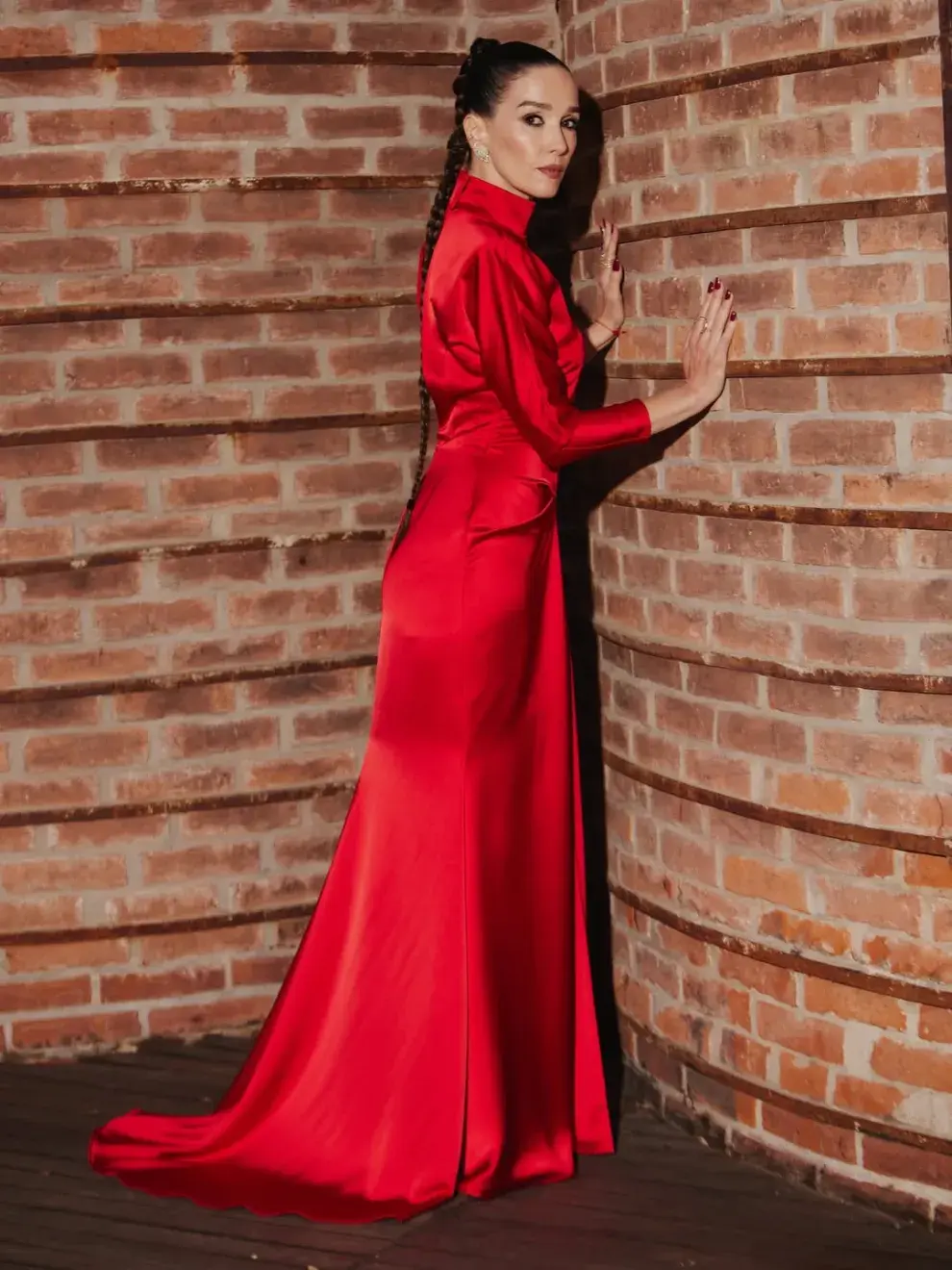 El diseño evoca la elegancia clásica del Hollywood de los años 30, reinterpretada con un aire moderno y poderoso.