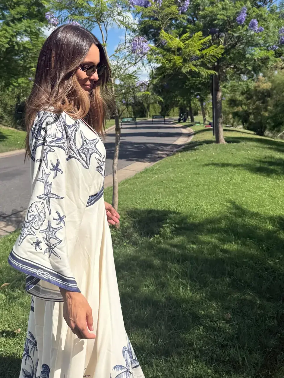 El diseño se destaca por su estampado “Mar de Ondas”, inspirado en el océano, y por su corte moderno que aporta frescura y movimiento.