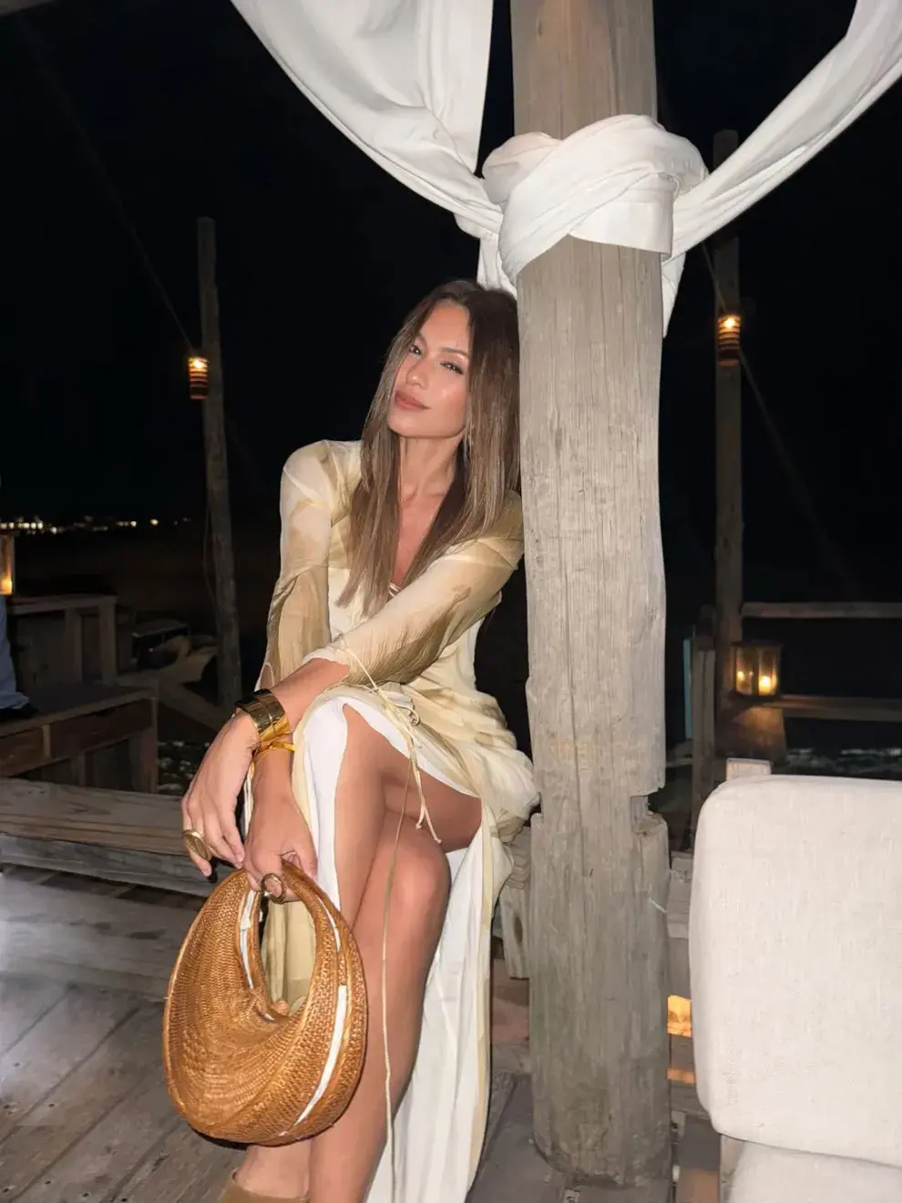 Pampita lució un vestido color champagne con cortes irregulares y distintas tonalidades. 