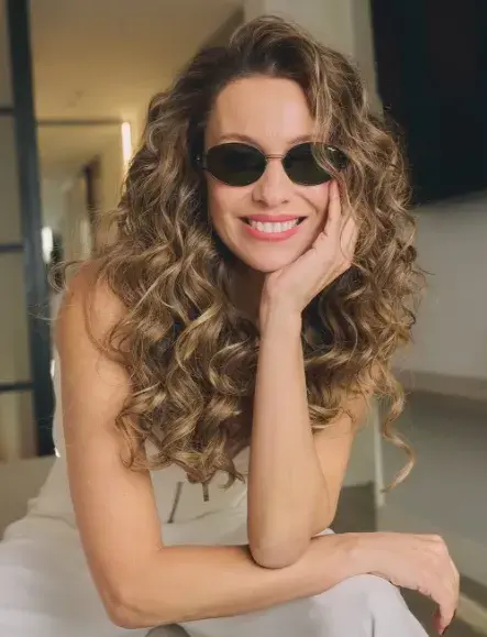 La modelo sorprendió con una transformación de estilo audaz y confirmó su lugar como referente de moda al sumar el accesorio estrella de la temporada, combinando actitud, tendencia y elegancia en un look que no pasó desapercibido.