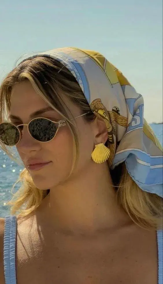 Coloridos, versátiles y con mil formas de usarlos, los pañuelos se consagran como el accesorio estrella de la temporada.