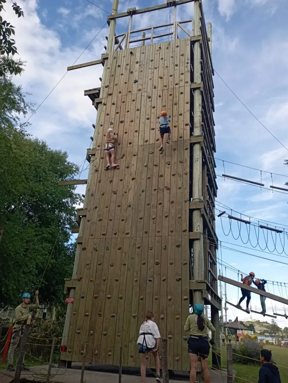La palestra para escalar tiene más de 10 metros y distintos niveles de exigencia.