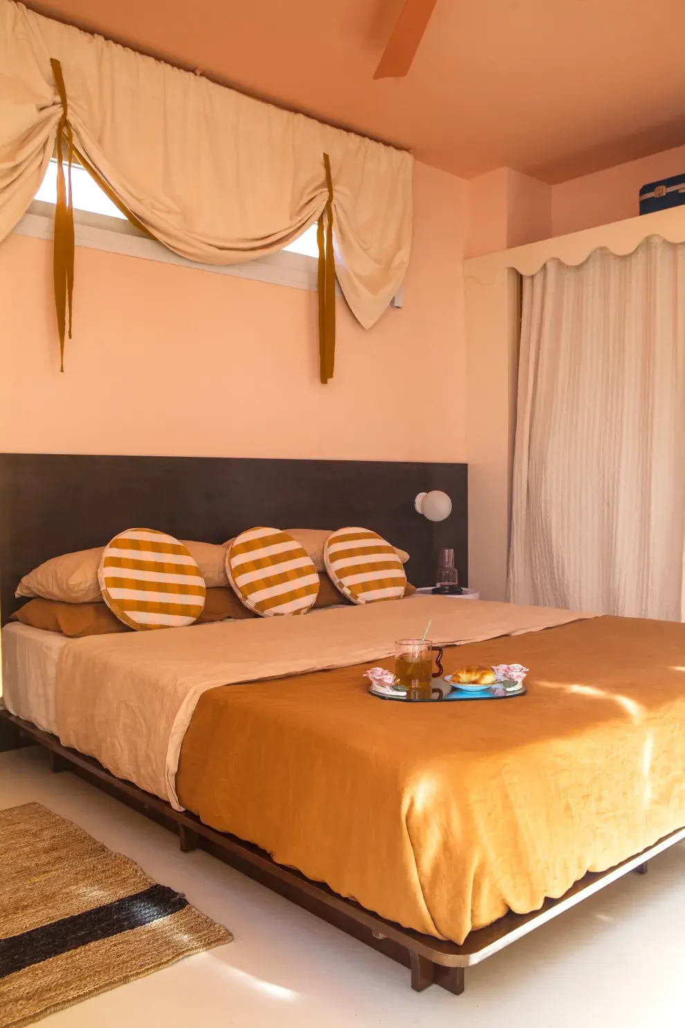 Eligió una cama baja (@materialesenmovimiento) que vistió con sábanas de lino (@bedthreads) y almohadones circulares y rayados (@casaalmacen)