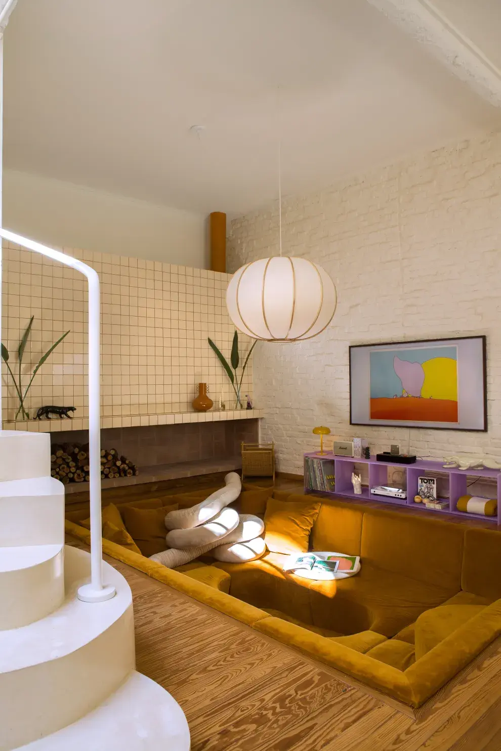 Inspiración años `60: el conversation pit del living genera un espacio de conexión