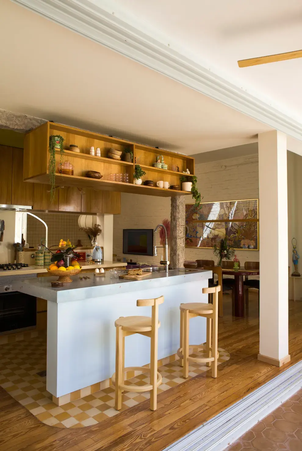 La cocina con isla se integra al ambiente y, además, conecta con el patio interno de la casa