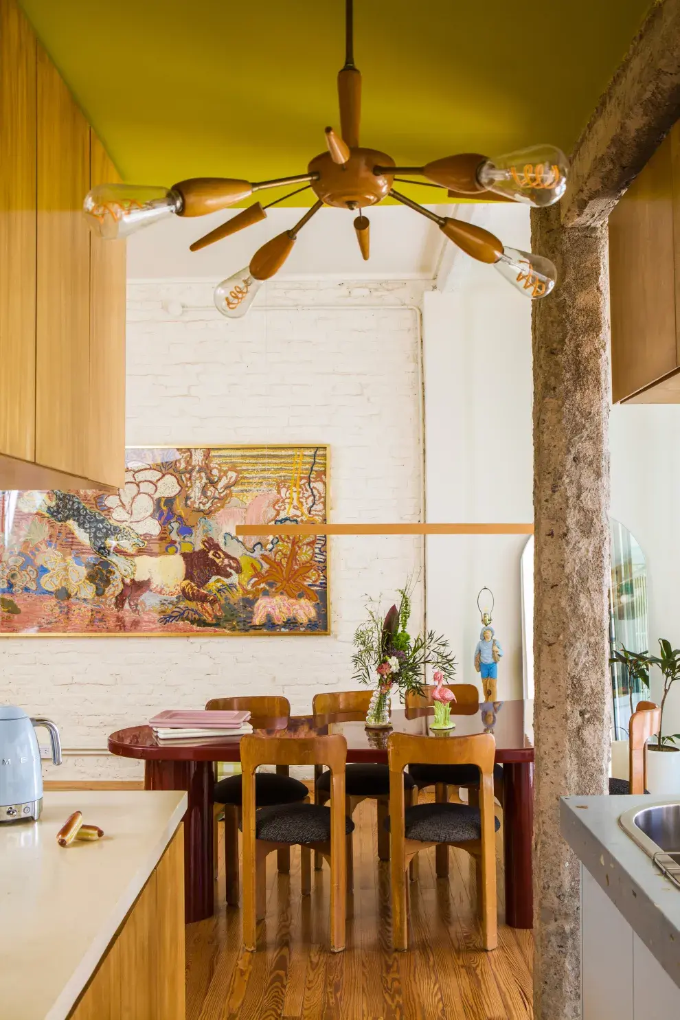 Sobre la mesa de comedor, la araña mid century de Basileus Design se lleva las miradas