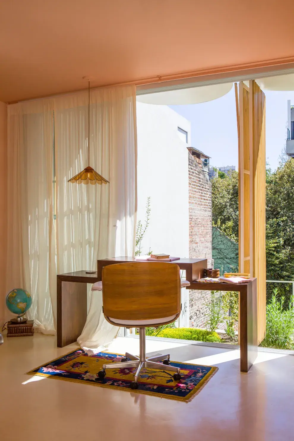 El escritorio está estratégicamente ubicado, porque cuando escribe le gusta mirar el cielo. El ritual incluye tetera, vela y música instrumental