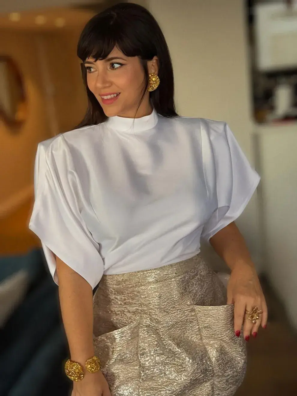 Griselda Siciliani con un estilismo en blanco y dorado