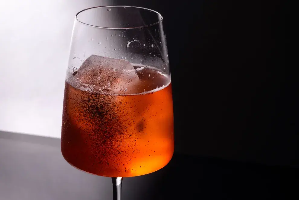 Jarras de coctelería simples, ricas y frescas.