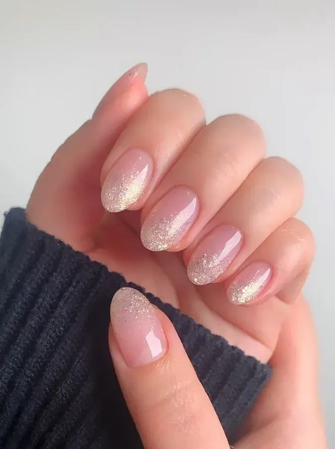 Purpurina en degradé: tendencia en uñas para las fiestas de Navidad y Año Nuevo.