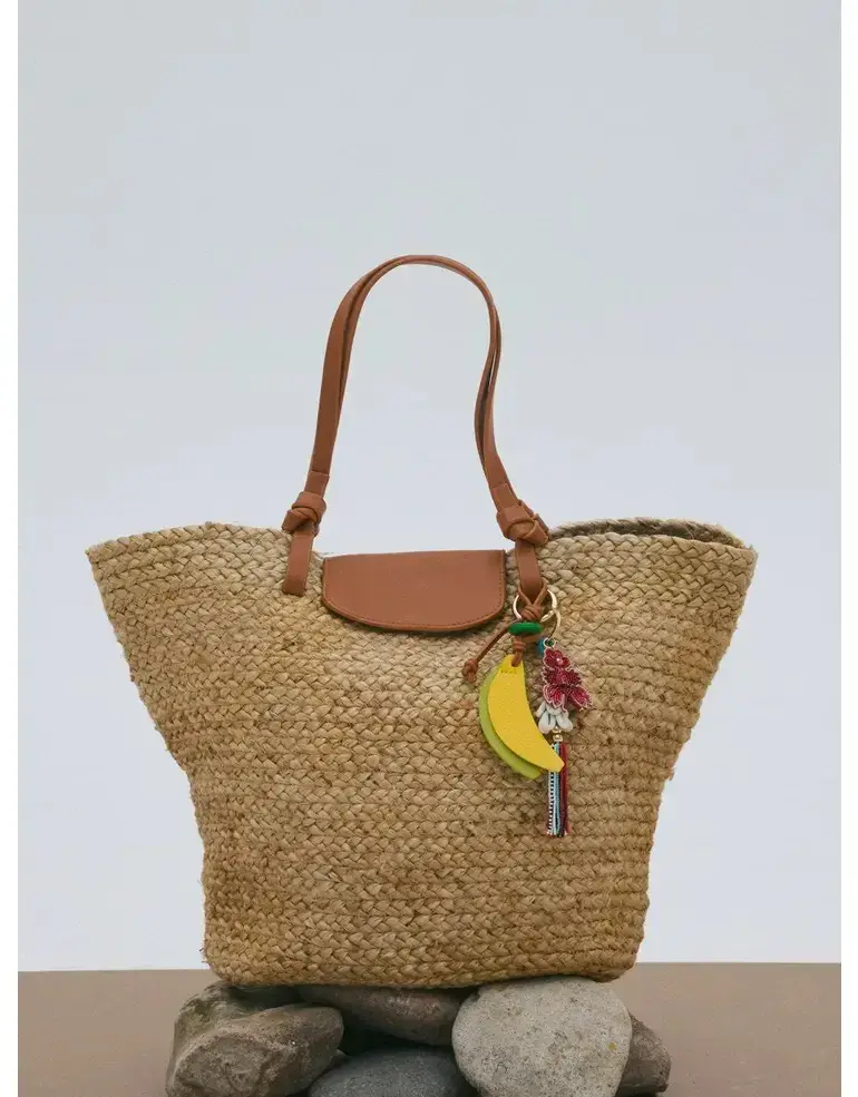 Shopper de rafia con doble asa de hombro en cuerina (ISADORA $ 69.000)