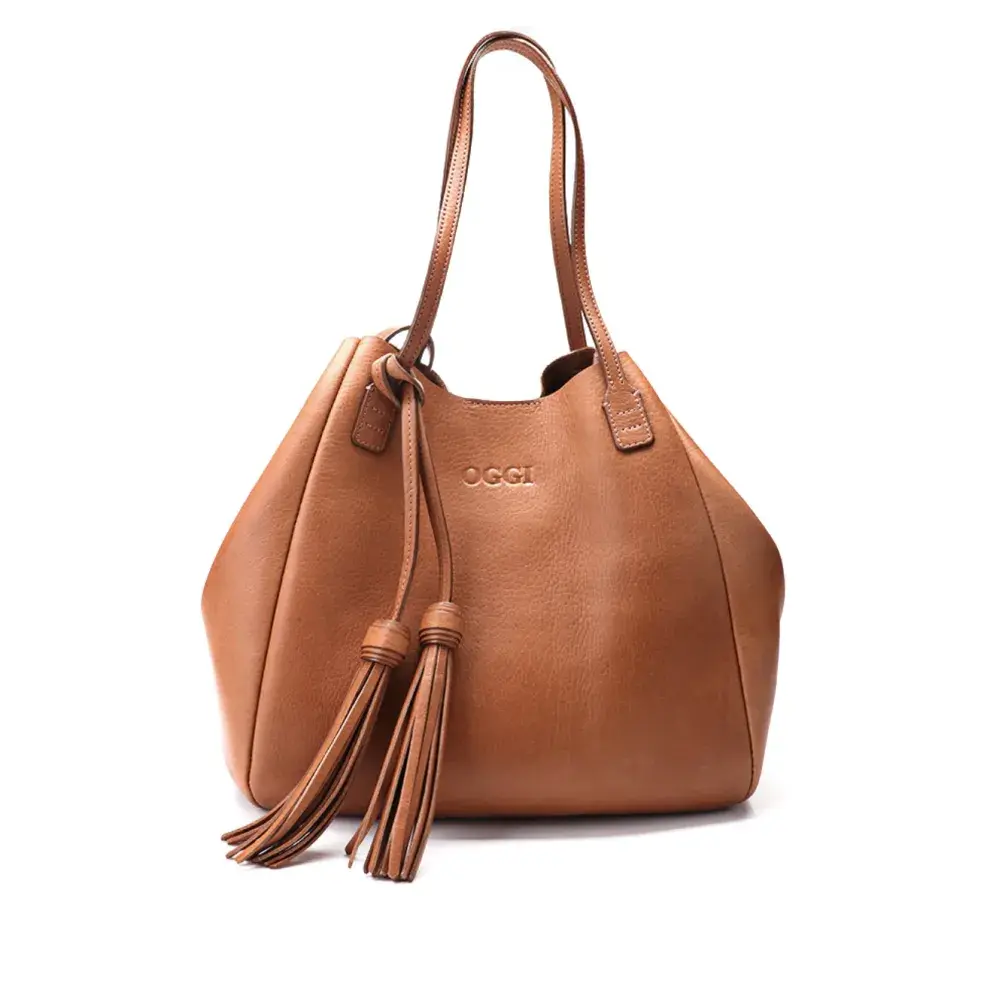 Una cartera versátil y cómoda que se adapta a todas tus necesidades. Confeccionada en cuero bridge (OGGI $299.999,00)