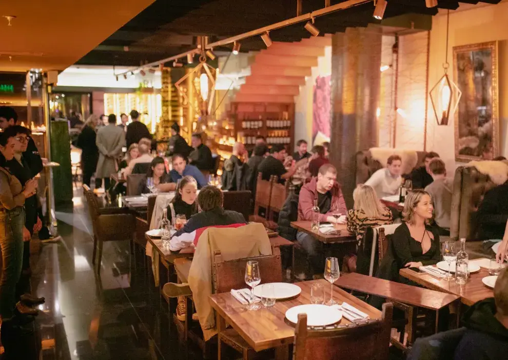 Cena por pasos family style y mesa dulce completa en Rufino