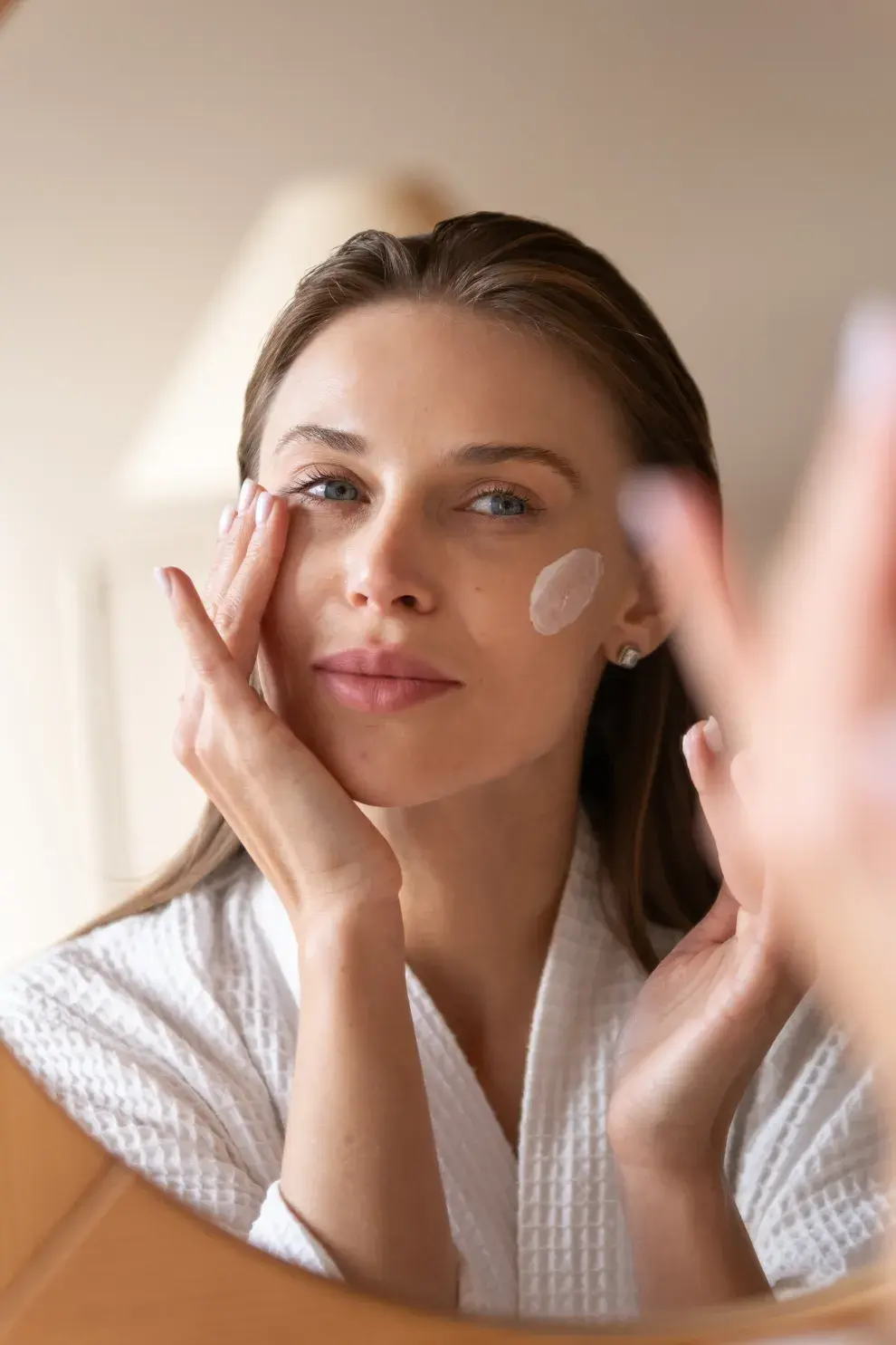Mujer realizándose rutina de skincare.