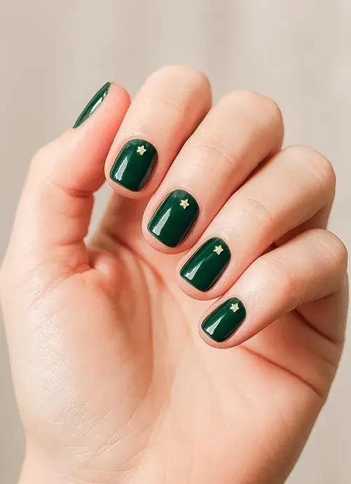 Foto de uñas verdes con estrellitas.