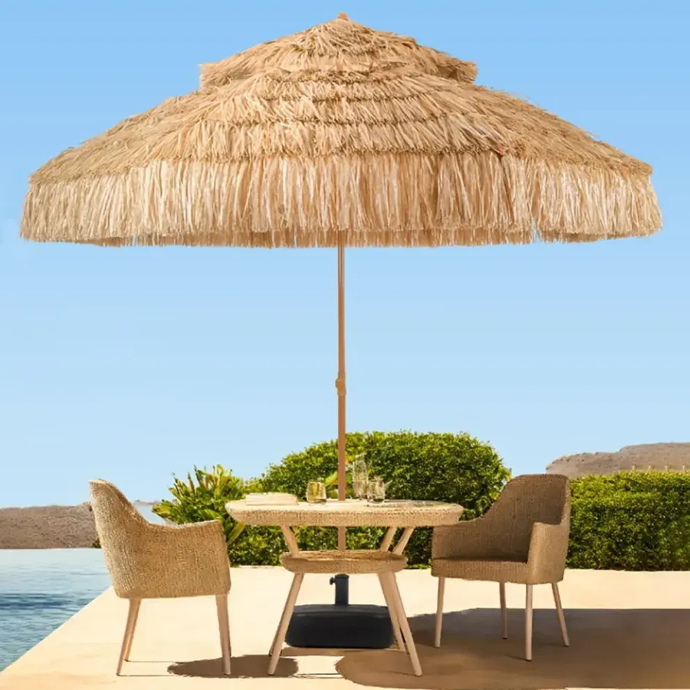 Foto de sombrilla estilo tiki.