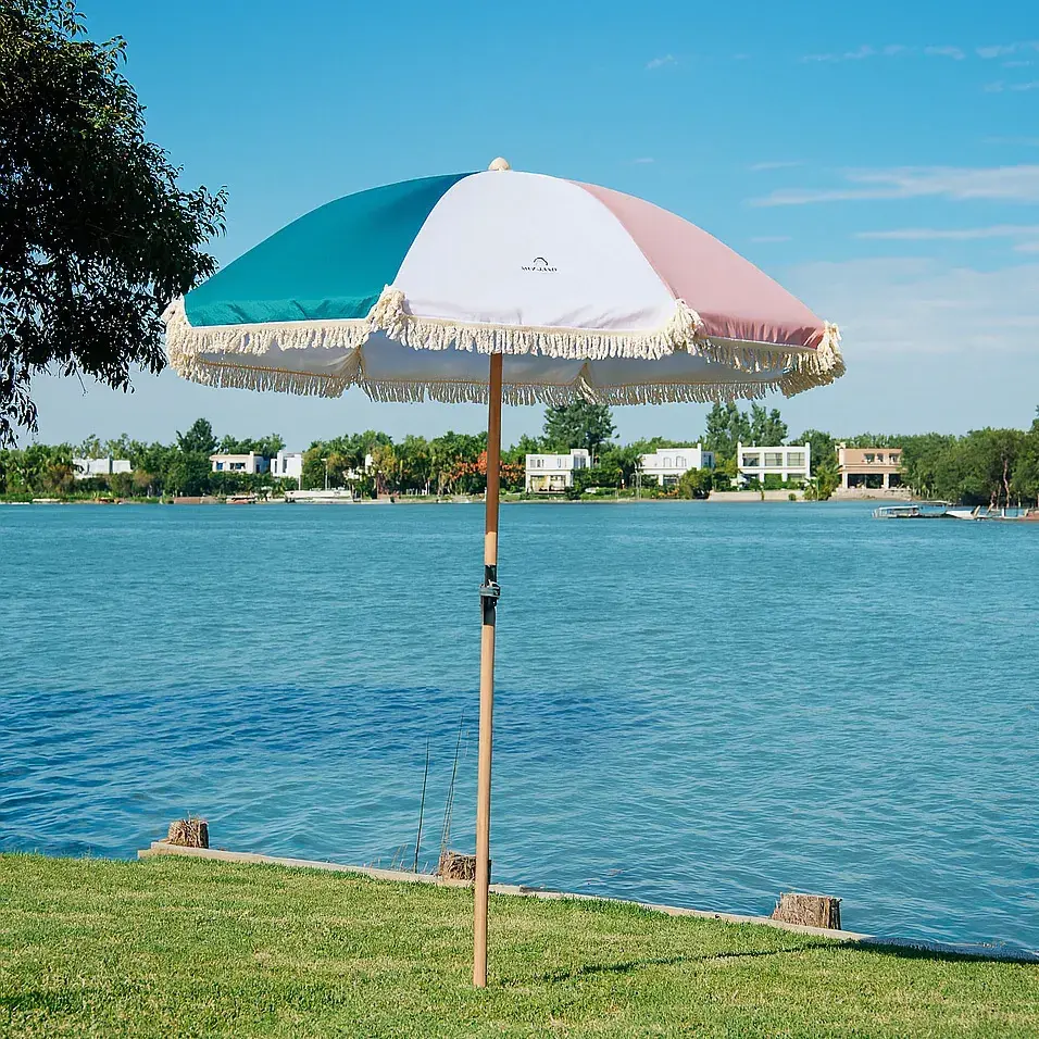 Sombrillas cancheras para lograr sombra en tu pileta sin perder el estilo.