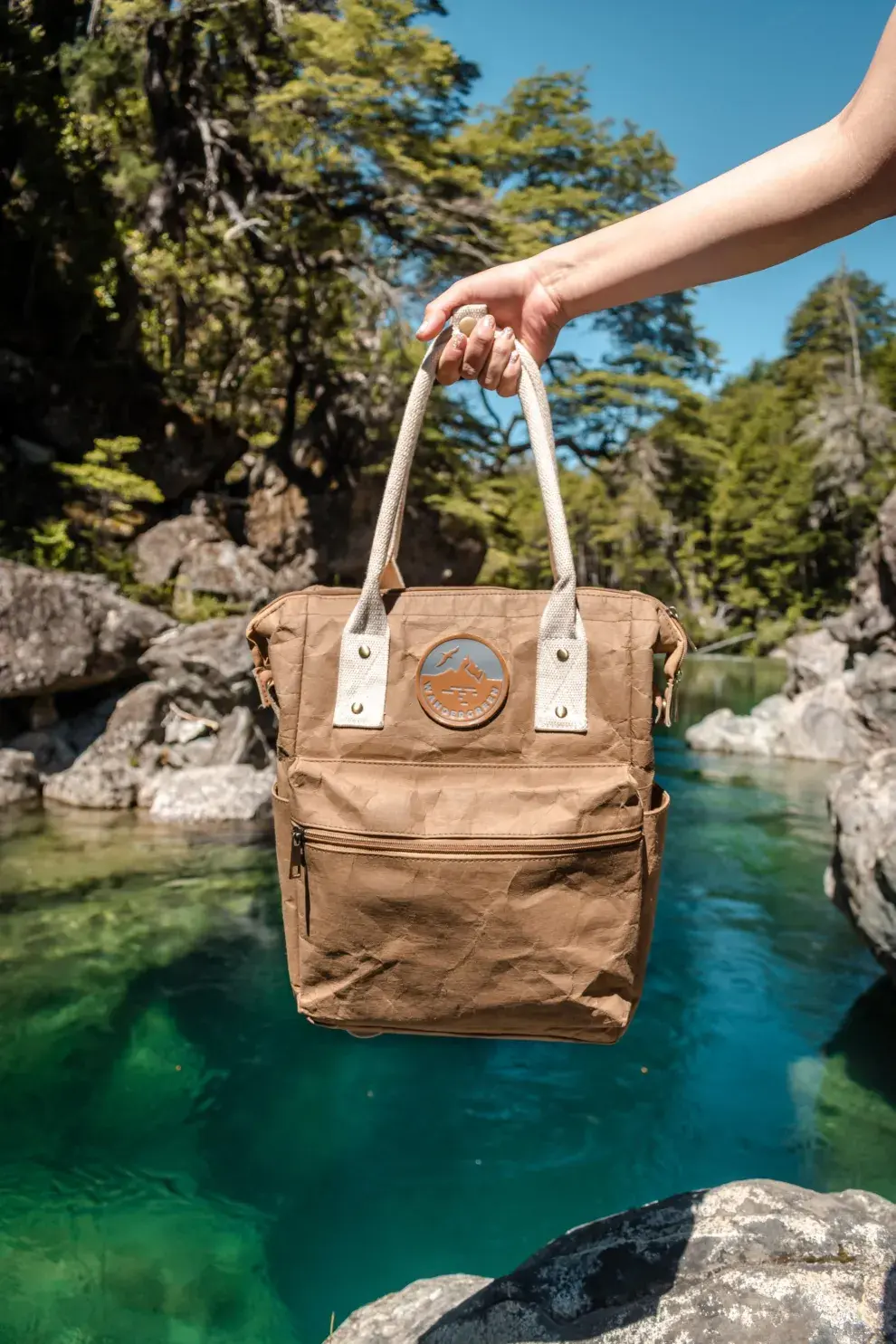 Mochila 2 en 1 (cartera & mochila) renovada:  Versátil, canchera y lista para tus aventuras. Con Key holder para tus llaves y ahora con faja para carry on, más capacidad, base reforzada y lavable. (WANDERGREEN) 