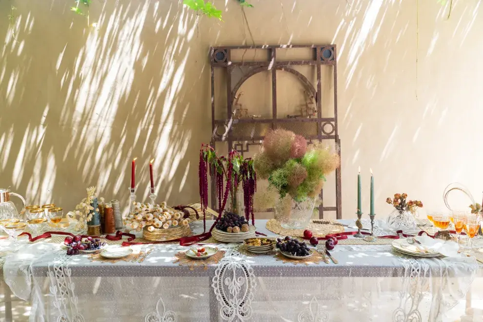 Tules, puntillas y dorado.