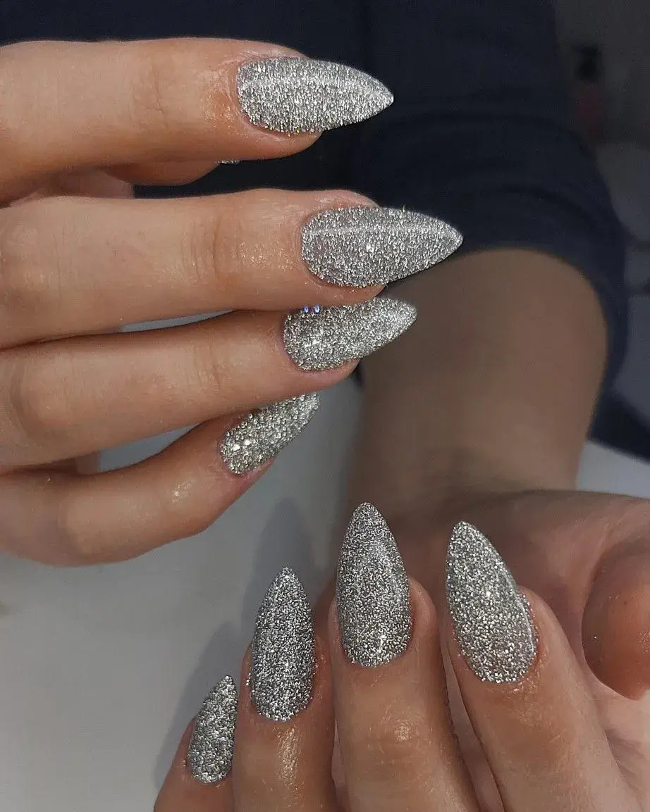Uñas sofisticadas para Año Nuevo: Brillo total con textura glam.