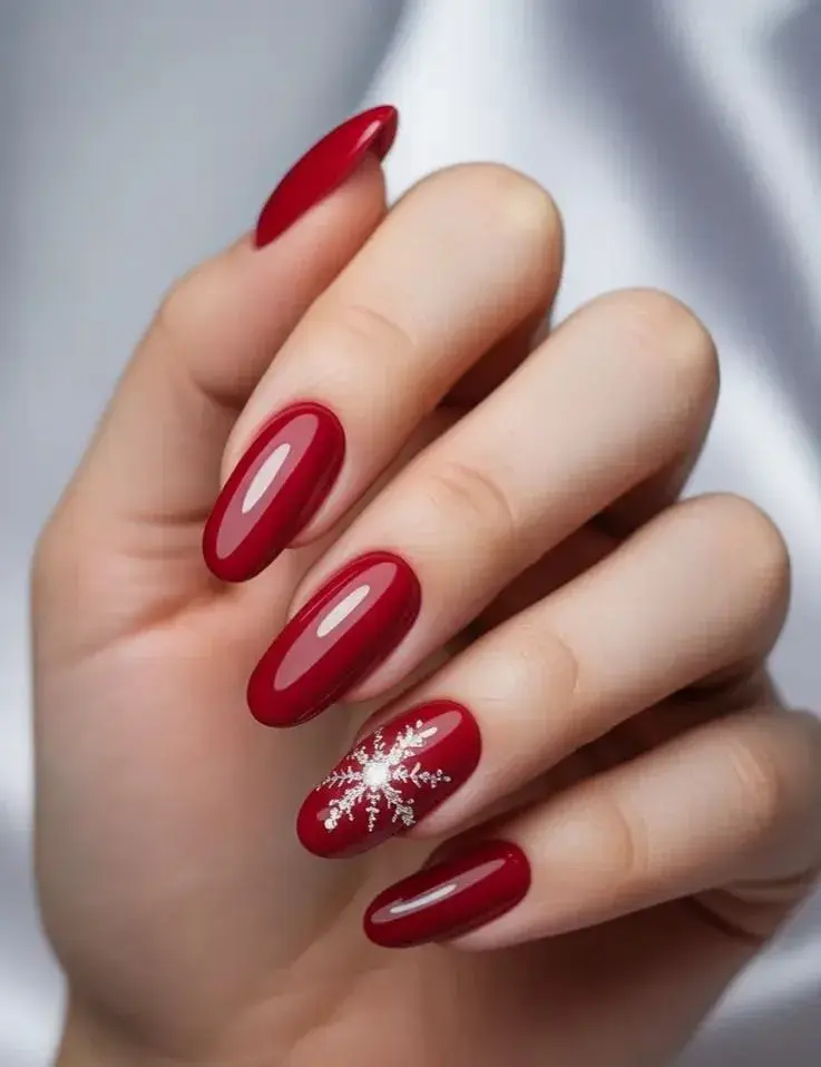 Contrastes de color sobrios: la tendencia minimalista en uñas para Navidad.