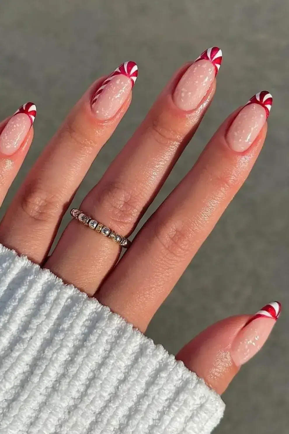 Foto de Nail Art para Navidad 2025: French minimalista con twist navideño.