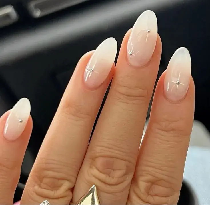 Sumale algunos brillos a tu manicuría simple. Este diseño es perfecto Navidad y Año Nuevo