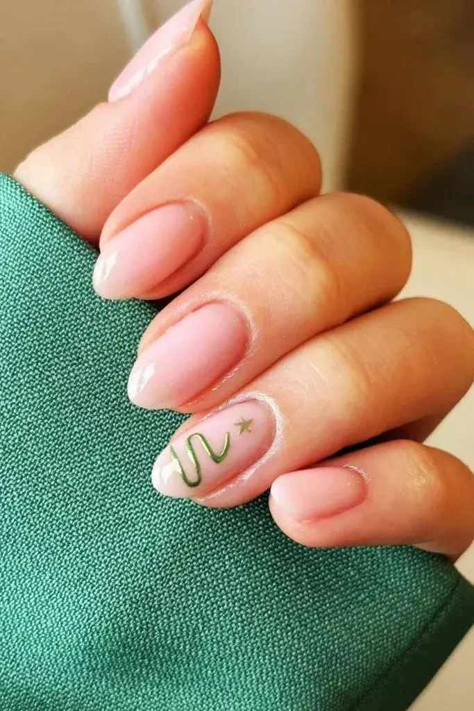 Podés recrear un árbol navideño con pocos esmaltes y un pincel bien finito