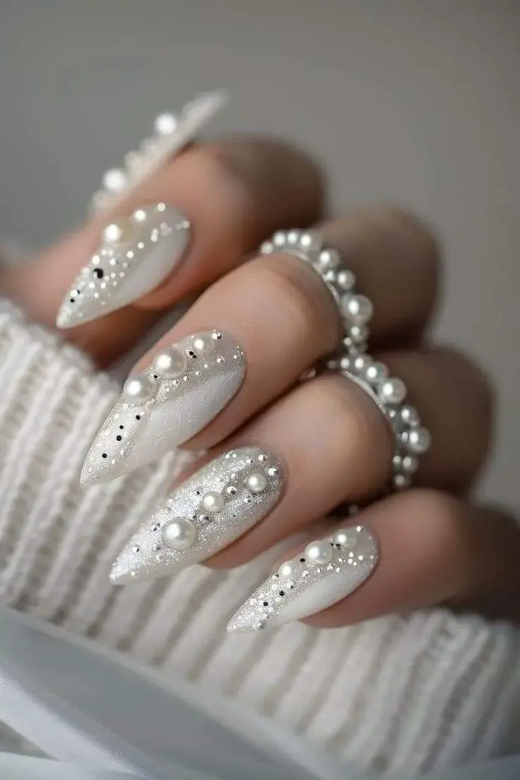 Uñas efecto joya para Año Nuevo: cristales, perlas y micro strass.