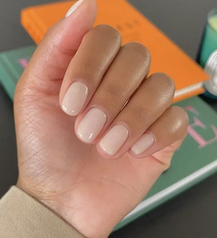 Adiós a las uñas rojas de Navidad: la manicura minimalista y elegante que es tendencia este verano