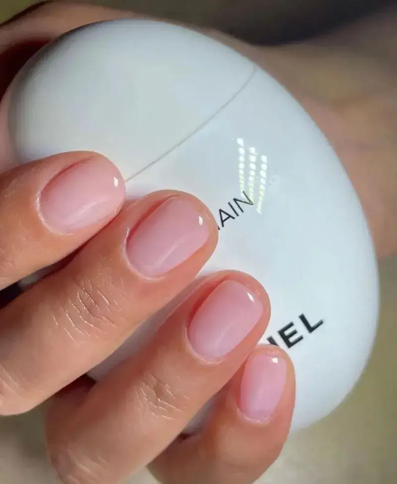 Adiós a las uñas rojas de Navidad: la manicura minimalista y elegante que es tendencia este verano