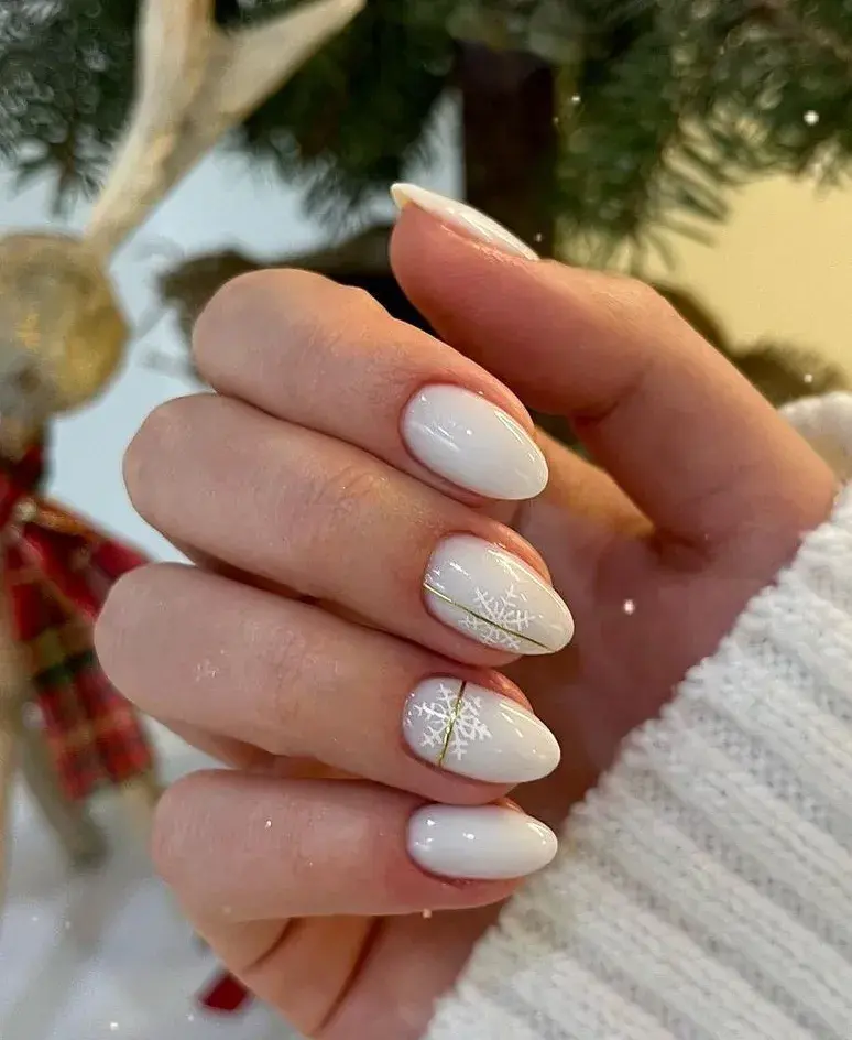 Uñas minimalistas pero festivas: 10 ideas fáciles para Navidad y Año Nuevo.