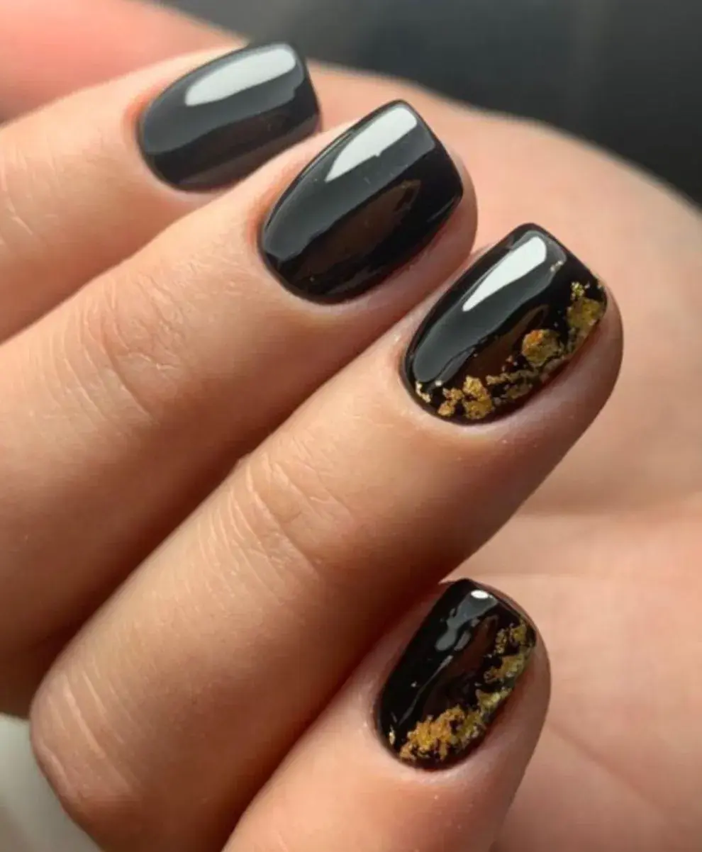 Diseños de uñas cortas con glitter ideales para fin de año.