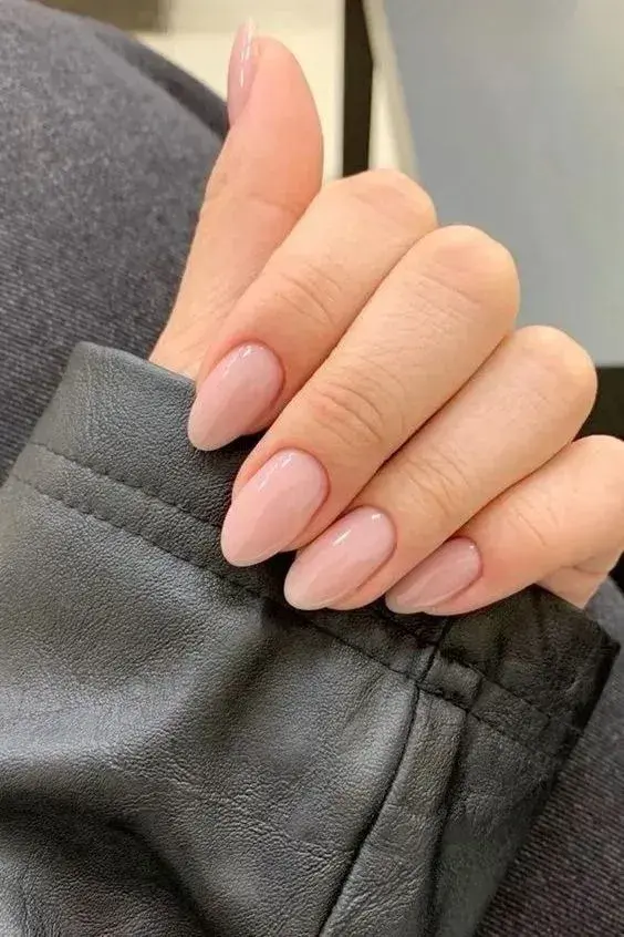 Chau a las uñas con brillo en Año Nuevo: esta es la tendencia minimalista que se impone en 2026