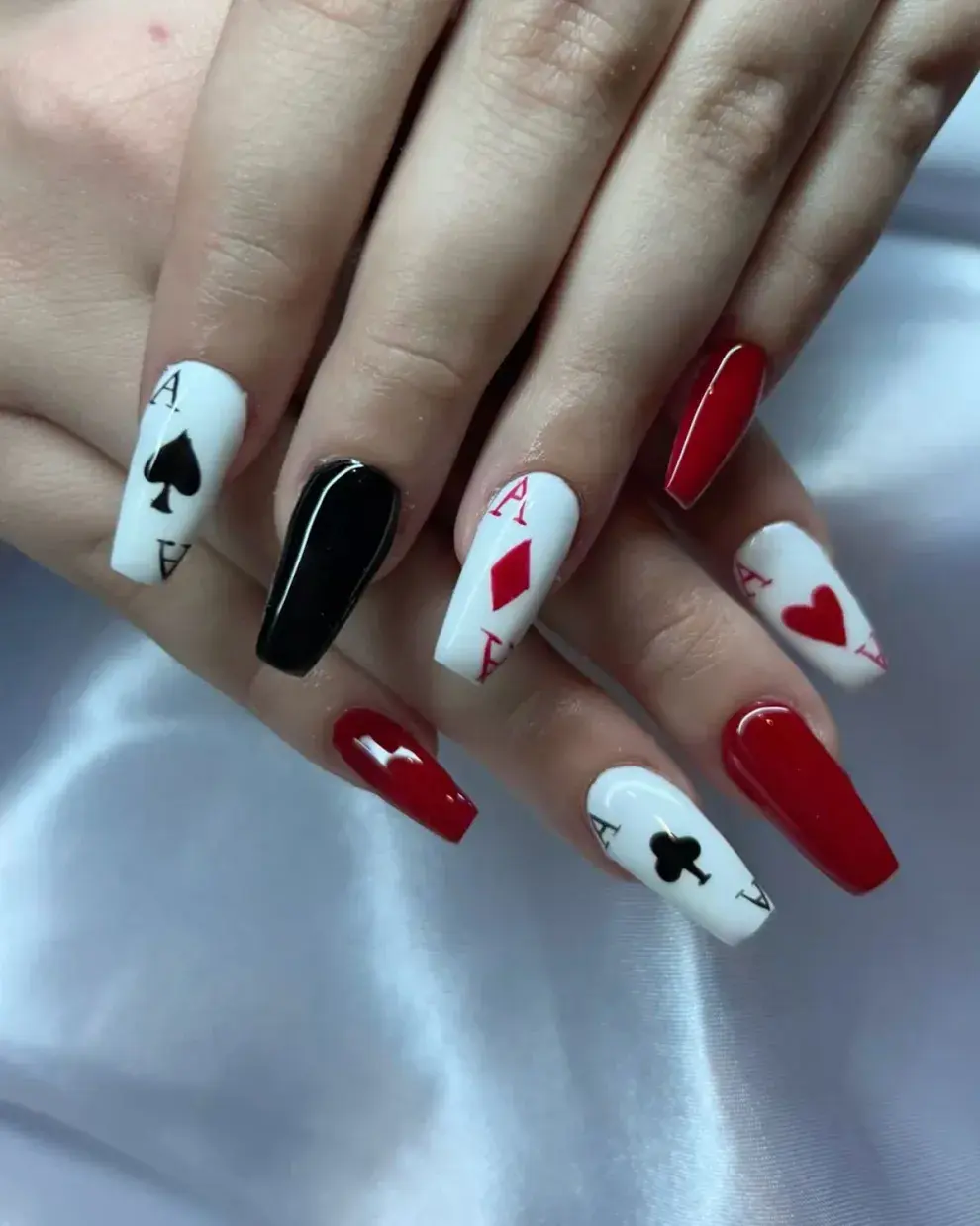 En 2026, se le dice adiós a los diseños de uñas demasiado literales o temáticos.