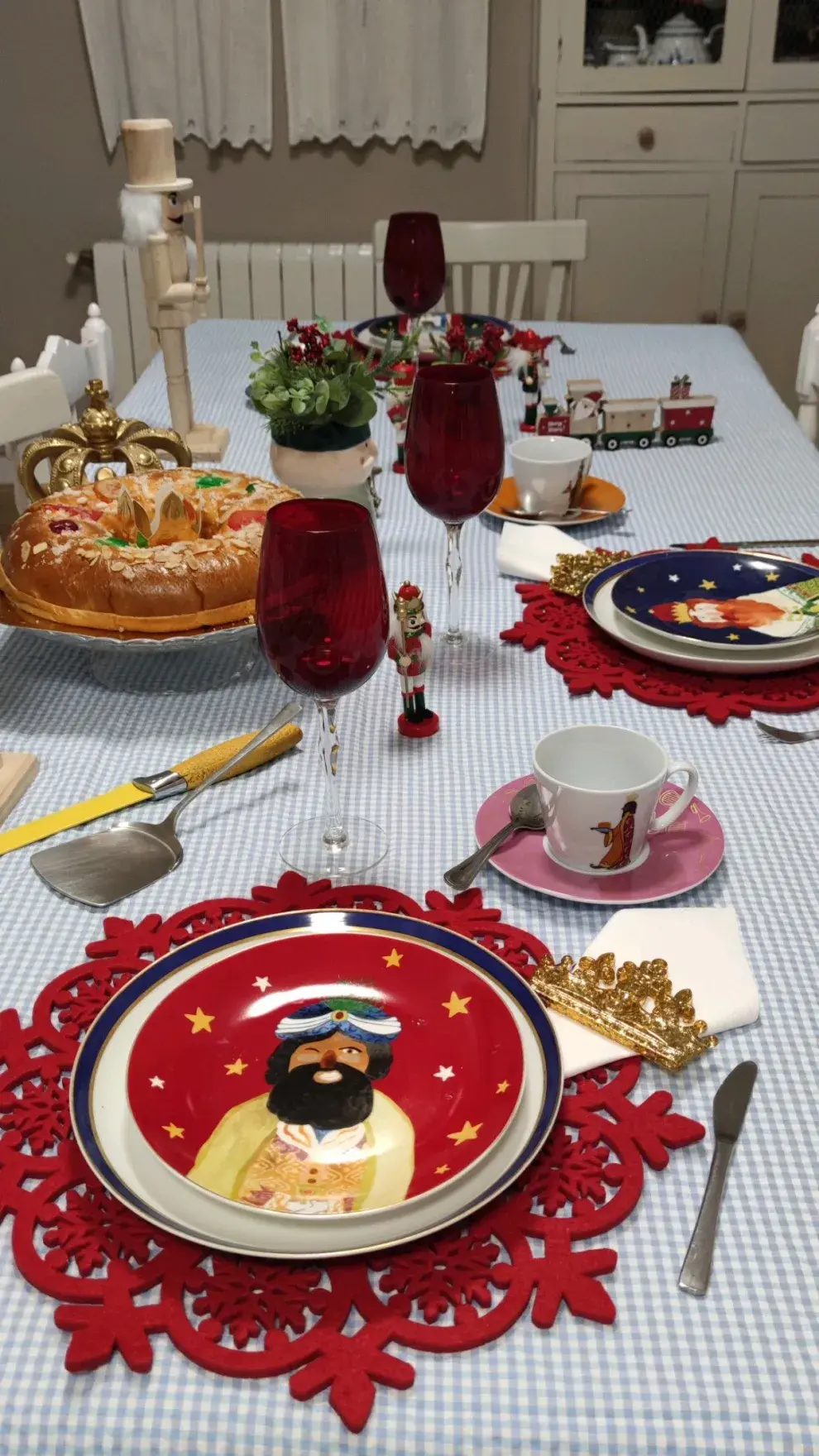 En la decoración de mesas de diciembre, la vajilla deja de ser un fondo neutro.