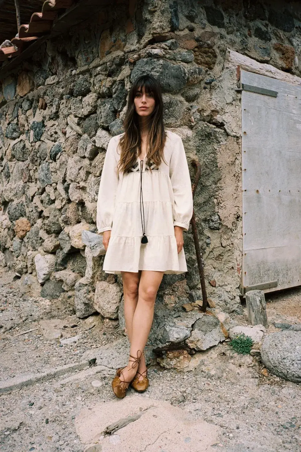 Un vestido bordado perfecto para la oficina o la playa (ZARA  149.990,00 ARS)