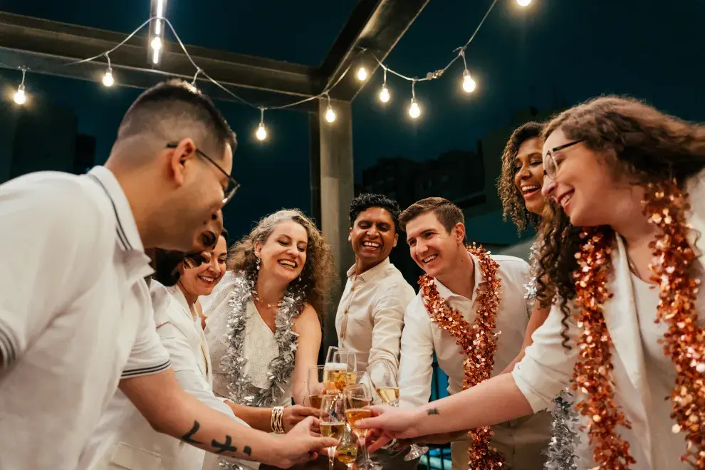 Foto de gente que viste de blanco en Año Nuevo