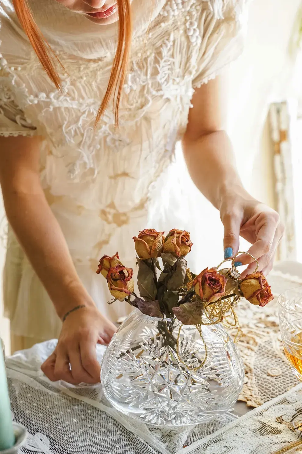 Vidrio y flores desecadas.