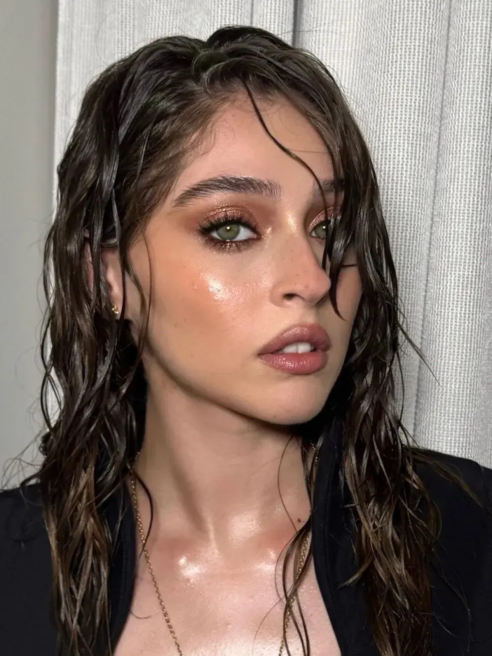 Efecto pelo mojado: la tendencia para las fiestas 2025.