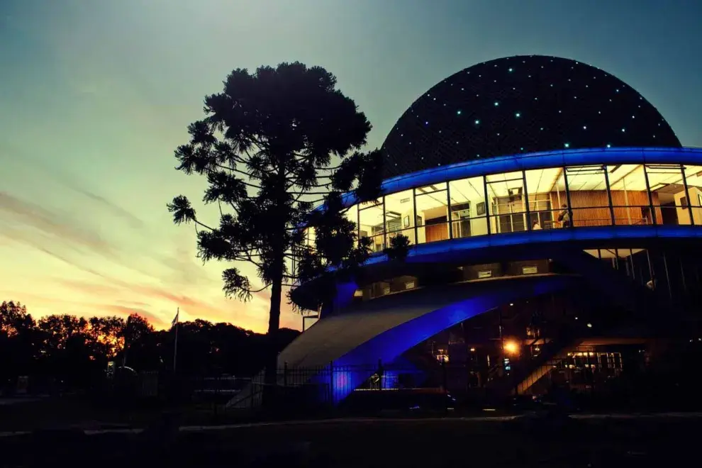 El Planetario Galileo Galilei (Av. Sarmiento y Av. Figueroa Alcorta) cierra el año con una gran celebración. El fin de semana habrá funciones gratuitas (De la Tierra al Universo en LSA, Top 5 y Veo Veo) y habrá además una programación especial llena de ciencia y música para toda la familia. 