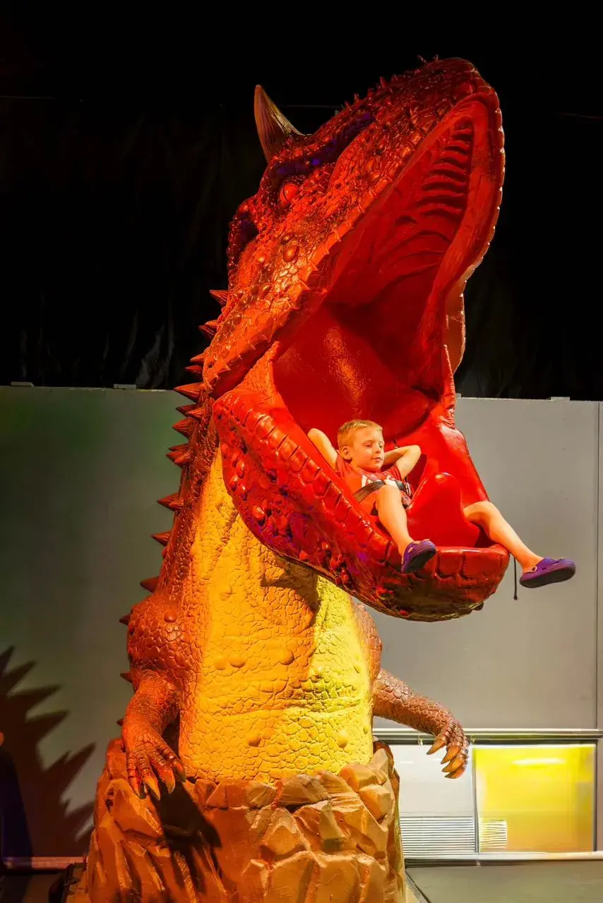 Exhibición con dinosaurios de distintos tamaños para interactuar.