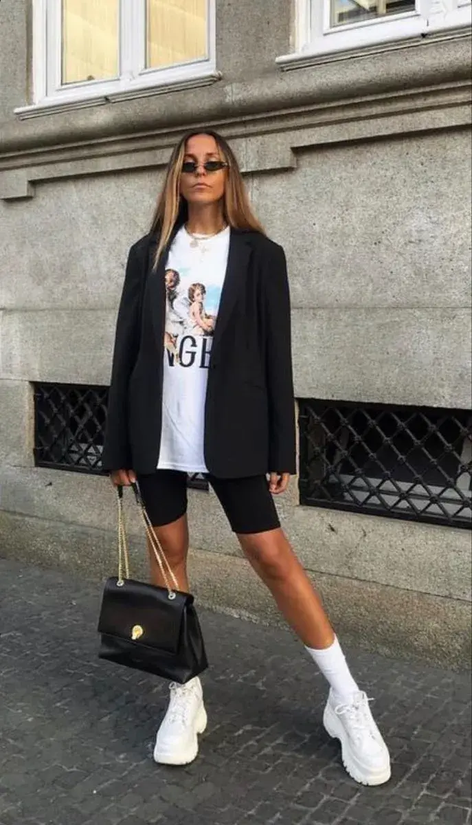 Street style elevado usando calzas cortas