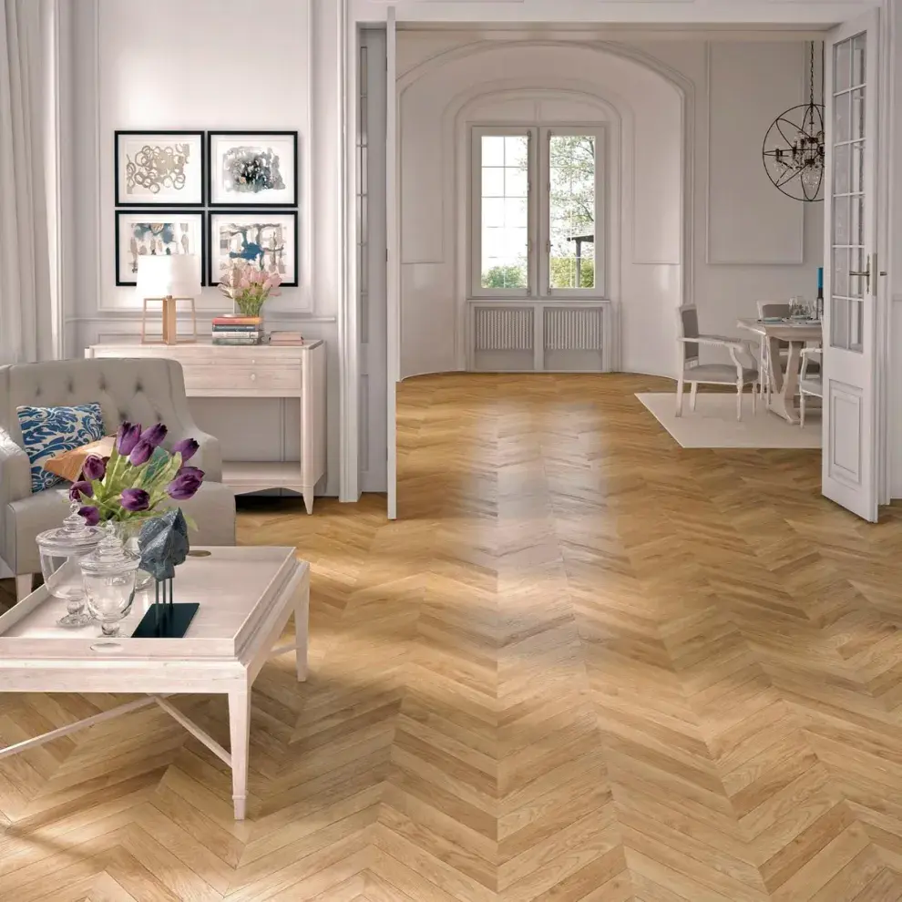 Los expertos aseguran que el suelo laminado en espiga no es solo una moda pasajera, sino una evolución natural del parquet tradicional, adaptada a los tiempos modernos.