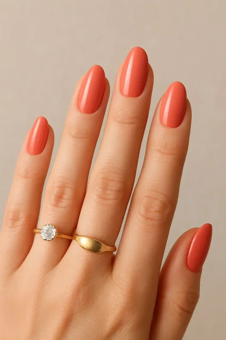 Para quienes prefieren uñas lisas, los protagonistas son el blanco tiza, coral suave, verde menta, lavanda y azul agua.