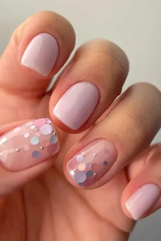 Se puede aplicar sobre bases nude, blancas o transparentes para un look delicado.