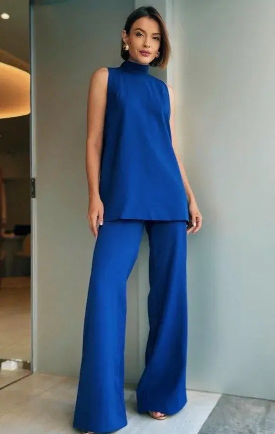 El azul cobalto se ha convertido en el protagonista absoluto de la moda en 2026. 